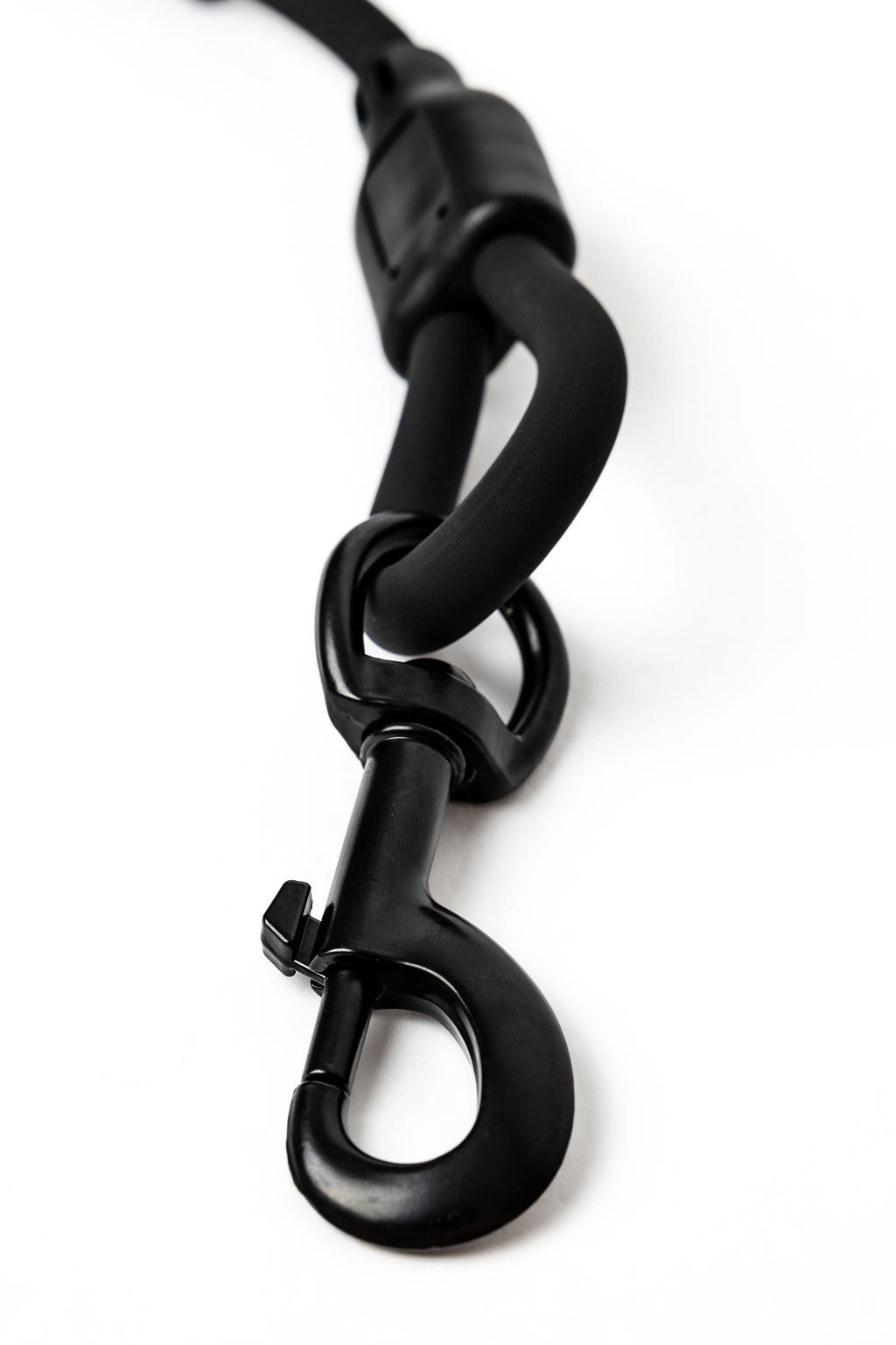 Close-up of the Double Clip Leash's black metal trigger clip and sliding hardware